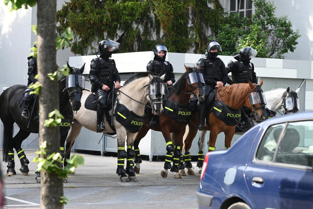 Na snímke policajti na koňoch pred začiatkom finálového zápasu Slovenského pohára - Slovnaft Cupu medzi ŠK Slovan Bratislava a FC Spartak Trnava v Bratislave v nedeľu 8. mája 2022. FOTO TASR - Lukáš Grinaj