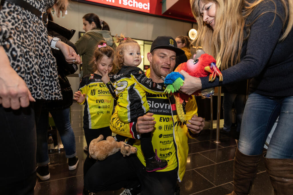 Slovenského motocyklistu prišla na letisko čakať manželka Katarína aj s ich dcérkami Sofiou a Sárou.