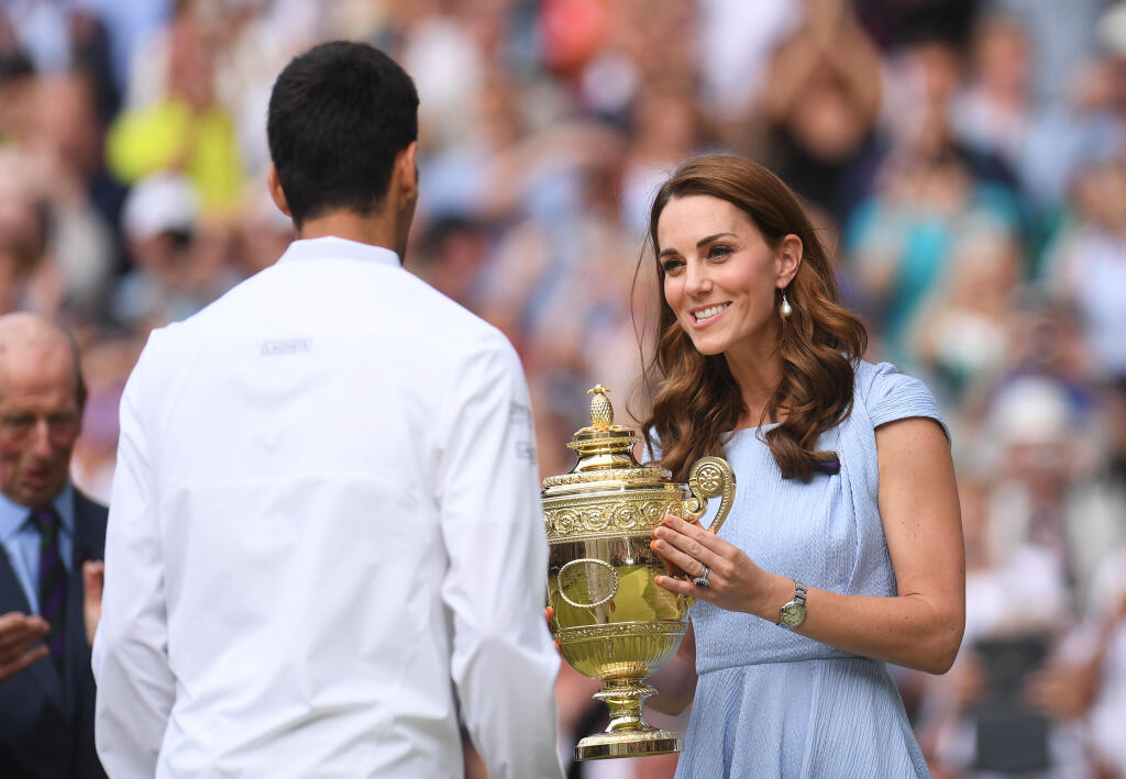 Vojvodkyňa Kate hviezdila aj po zápase, keď odovzdávala trofeje víťazovi aj porazenému.