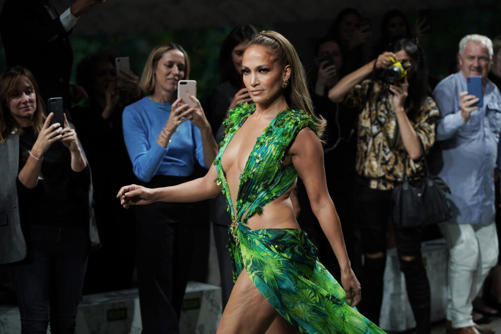 Jennifer Lopez na módnej prehliadke Versace v talianskom Miláne.