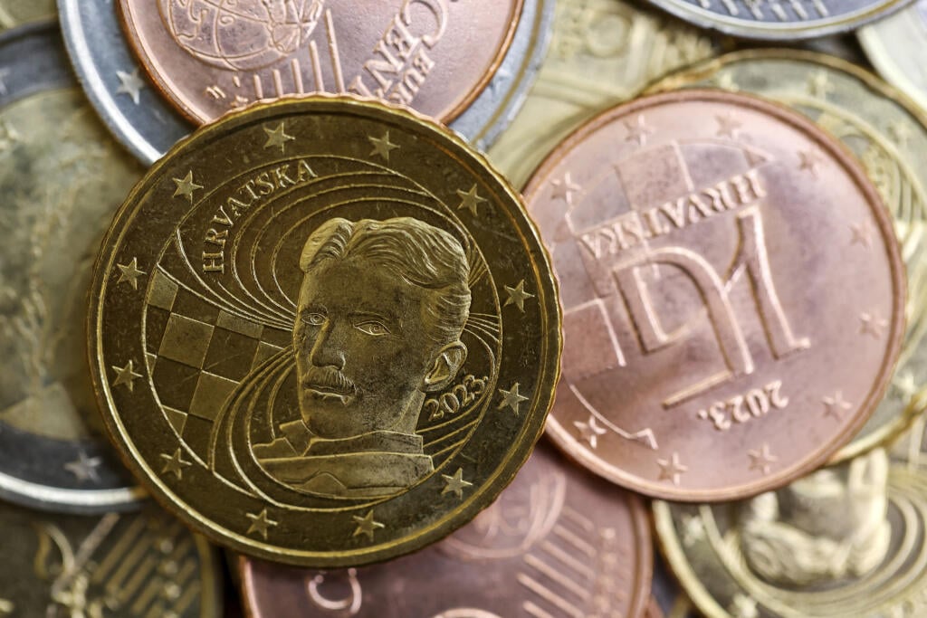 WA 7 Záhreb - Národná chorvátska strana eurovej mince, ktorá zobrazuje vynálezcu a konštruktéra mnohých elektrických strojov a prístrojov Nikolu Teslu, je vystavená v  Chorvátskej národnej banke (HNB) v Záhrebe v stredu 14. decembra 2022. Chorvátsko zaviedlo od 1. januára 2023 euro a súčasne sa stalo členom schengenského priestoru. Schengenský priestor sa naposledy rozšíril v roku 2011 o Lichtenštajnsko, Chorvátsko sa stalo jeho 27. členskou krajinou. Eurozóna sa rozšírila prvýkrát od roku 2015,