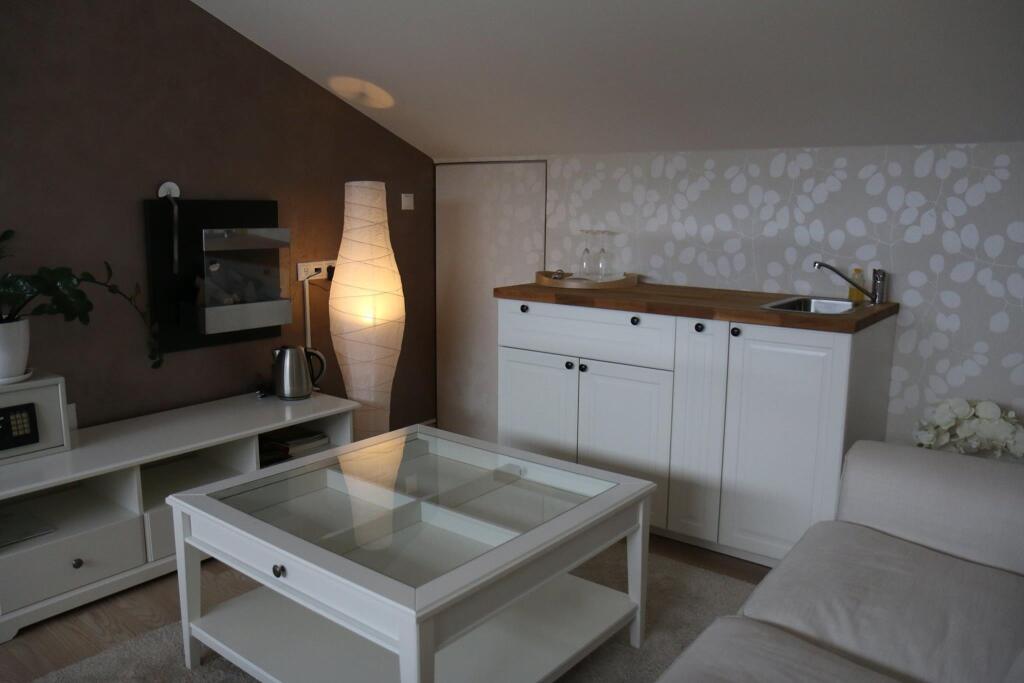 Ponúka hosťom moderné ubytovanie, pričom všetky apartmány sú ladené do béžových tónov a sú zariadené nábytkom z tmavého dreva. Majú priestrannú obývaciu izbu so satelitnou TV, kuchynku s jedálenským kútom a kúpeľňu so sprchovacím kútom.