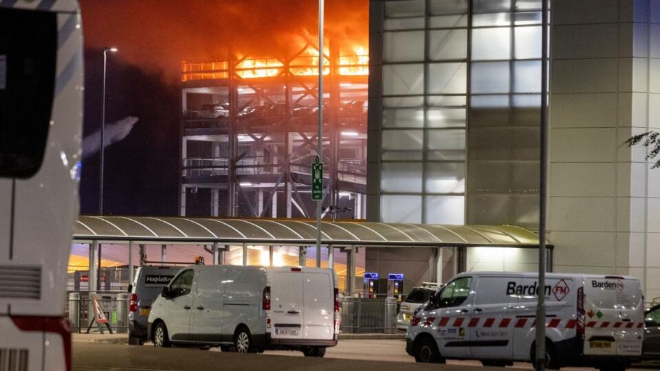 Na snímke požiar parkovacieho domu na londýnskom letisku Luton 10. októbra 2023.