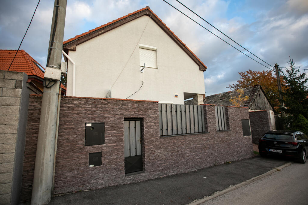 Pri rodinnom dome v Rači, kde býva pani Alexandra Pašeková, je od piatka rušno.