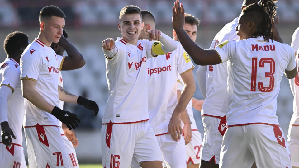 Na snímke uprostred Jakub Kadák (AS Trenčín) sa teší so spoluhráčmi po strelení gólu v zápase 20. kola Fortuna ligy AS Trenčín - FK Pohronie v Trenčíne v sobotu 12. februára 2022. FOTO TASR - Radovan Stoklasa