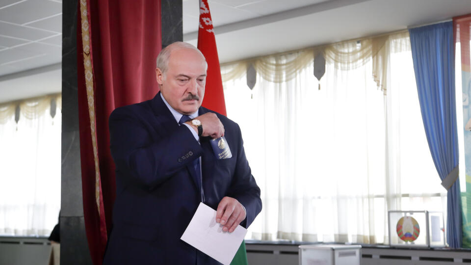 JB 32 Minsk - Bieloruský prezident Alexandr Lukašenko prichádza k urne odovzdať svoj hlas počas hlasovania v prezidentských voľbách vo volebnej miestnosti v Minsku 9. augusta 2020. V Bieloruska sa v nedeľu konajú v poradí šieste voľby hlavy štátu od roku 1991, keď táto bývalá sovietska republika získala nezávislosť. Prvýkrát v moderných dejinách Bieloruska sa voľby uskutočnia bez účasti širokého spektra medzinárodných pozorovateľov, upozornila agentúra TASS. FOTO TASR/AP
Belarusian President Al