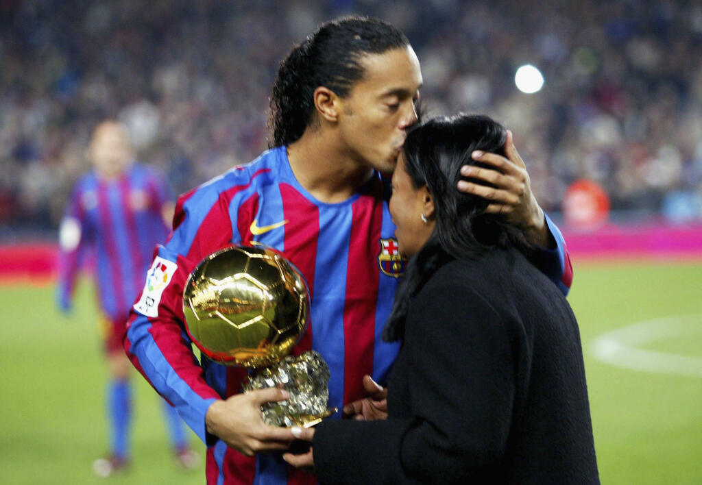 Ronaldinho oslavuje so svojou mamou zisk Zlatej lopty v roku 2005.