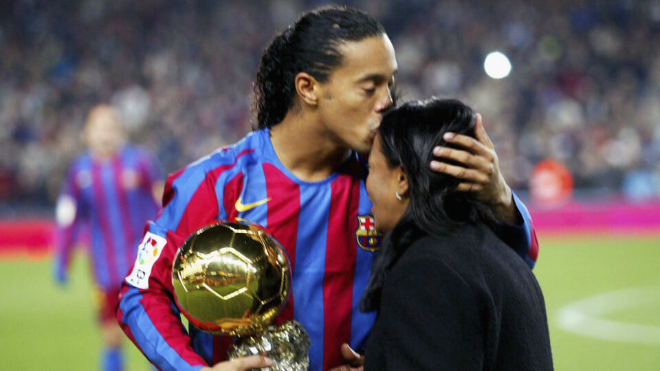 Ronaldinho oslavuje so svojou mamou zisk Zlatej lopty v roku 2005.