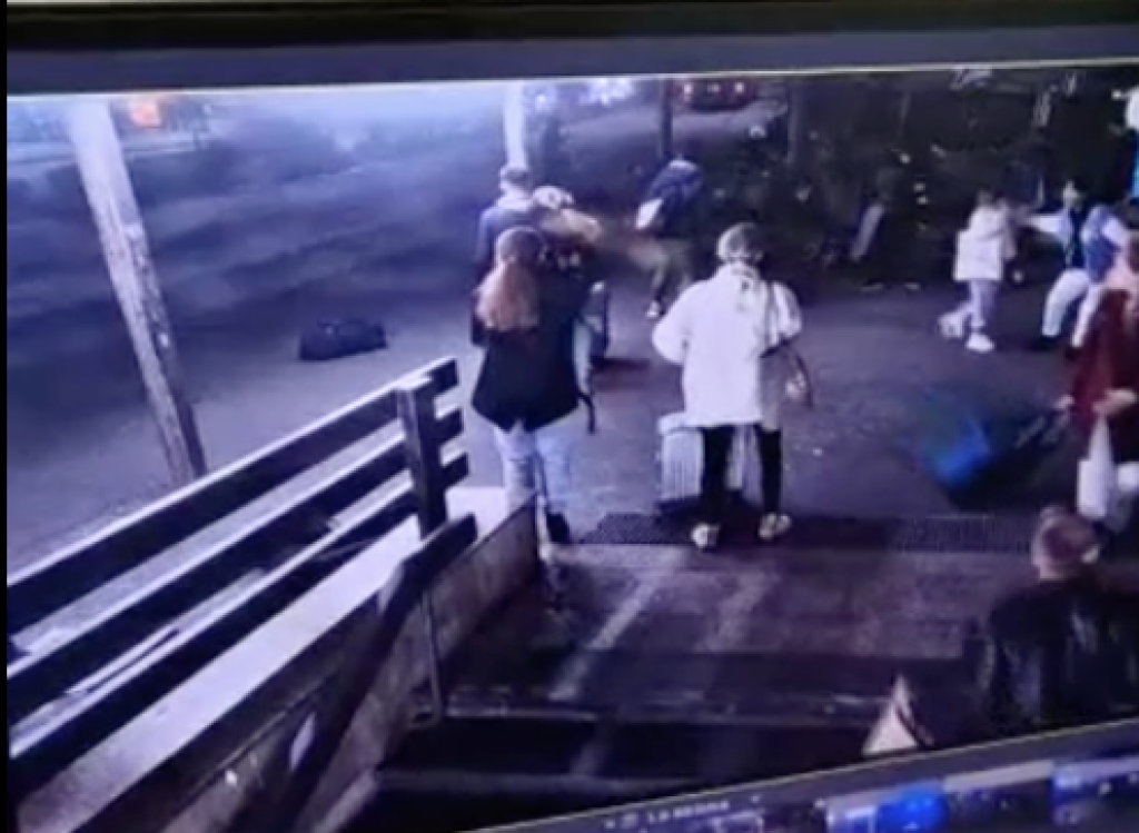 Na snímke ZÁBERY Z MIESTA smrteľnej nehody na zastávke MHD Zochova v Bratislave. Po tom, čo auto vpálilo medzi ľudí, nastala panika. Ľudia sa bežali pozrieť, čo sa stalo.