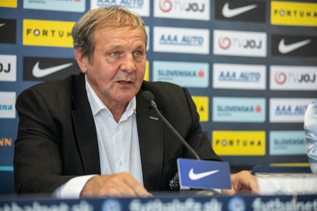 "Dúbravka mi povedal, že má ťažké obdobie v Newcastli a išiel sa odreagovať. Weiss povedal, že nevie, prečo bol vonku. Lobotka povedal, že vo Vigu mal nahustený program a nemal čas sa odreagovať. Čudný pohľad na vec, keď hral zápasy sobota-sobota. A ešte na margo môjho odchodu povedal, že tréneri prichádzajú a odchádzajú a ja som profesionál. Prístupom stopercentný. Máme ho všetci radi, je to hráč budúcnosti s veľkým potenciálom. Škriniar povedal to isté, som z neho sklamaný, lebo vzťah s ním bol nadštandardný. Teším sa z jeho výkonov, budem obom stále fandiť, ale aj som ich chcel na tlačovke po zápase s Českom vyhecovať čiastočnou kritikou, aby prevzali väčšiu zodpovednosť za hru mužstva a nespoliehali sa na Škrtela. Šatka mi povedal, že išiel s kamarátmi. Tí siedmi hráči ponocovali, ako som mal zareagovať?"