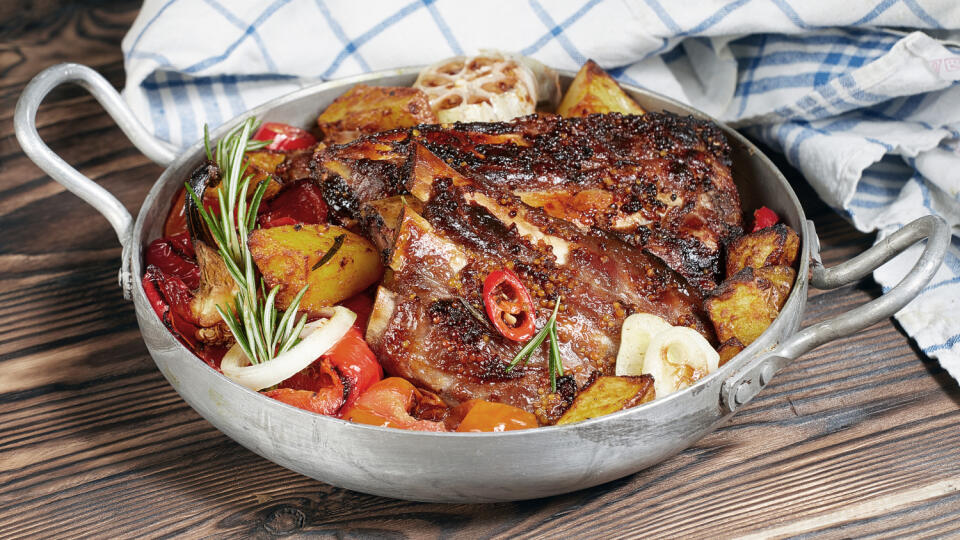 Fried,Ribs,In,A,Pan,With,Rosemary,,Potatoes,Rustic,,Onion,