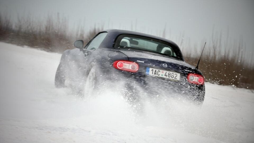 Auto s pohonom zadných kolies sa veľmi ľahko šmýka.