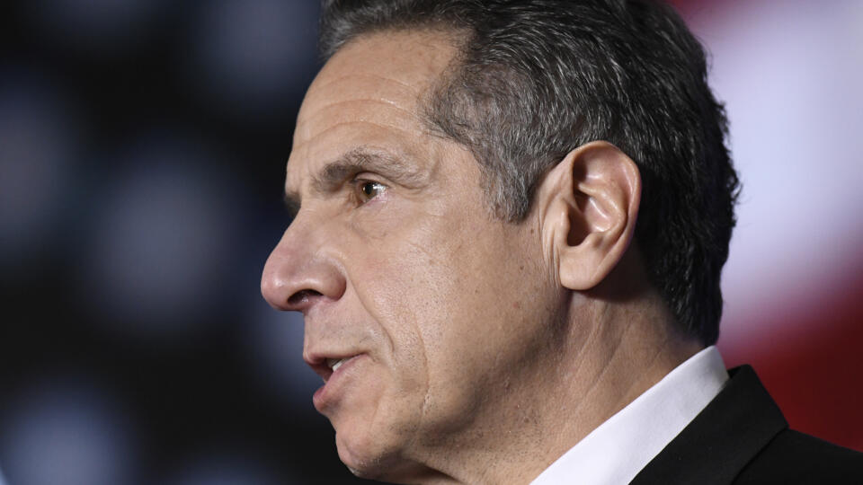 WA 7 archív Albany - Na archívnej snímke z 11. januára 2021 Andrew Cuomo, demokratický guvernér amerického štátu New York, reční v americkom meste Albany. Cuomo súhlasil s nezávislým vyšetrením obvinení z pohlavného obťažovania, ktoré voči nemu vzniesli dve ženy. Oznámili to v nedeľu 28. februára 2021 svetové agentúry s odvolaním sa na jeho poradkyňu Beth Garveyovú.  FOTO TASR/AP