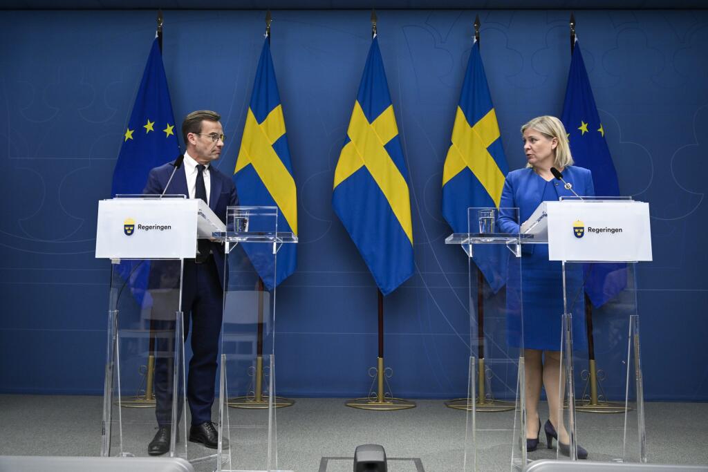 JB 52 Stockholm - Švédska premiérka Magdalena Anderssonová (vpravo) a líder strany Umiernení Ulf Kristersson počas tlačovej konferencie po zasadnutí parlamentu v Stockholme 16. mája 2022. Švédsko oficiálne požiada o vstup do NATO, oznámila v pondelok švédska premiérka Magdalena Anderssonová. TASR o tom informuje na základe správy agentúry AFP. FOTO TASR/AP

Sweden's Prime Minister Magdalena Andersson, right, and the Moderate Party's leader Ulf Kristersson give a news conference in Stockholm, Swe