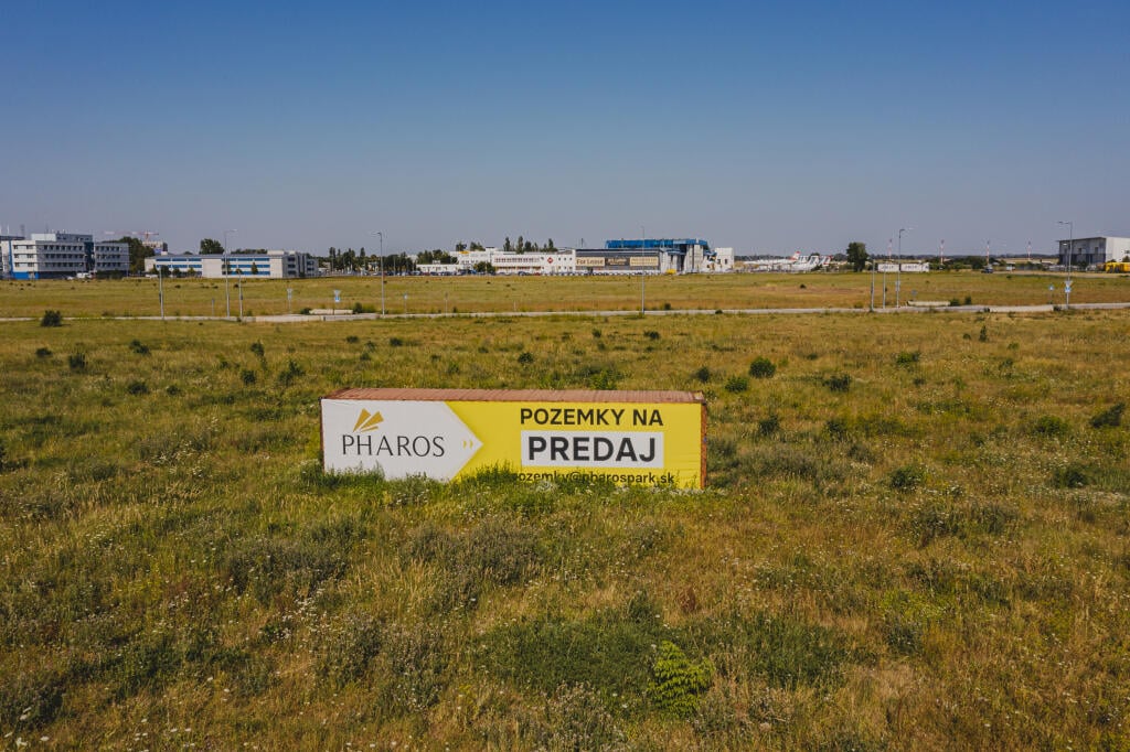 Koncom minulého roka bola podľa portálu Nehnutelnosti.sk priemerná cena pozemku v Bratislave od 143 eur (priemer za akékoľvek pozemky) až po 187 eur za meter štvorcový (priemer za stavebné pozemky), čo ohodnocuje Pharos na 43 až 57 miliónov eur.