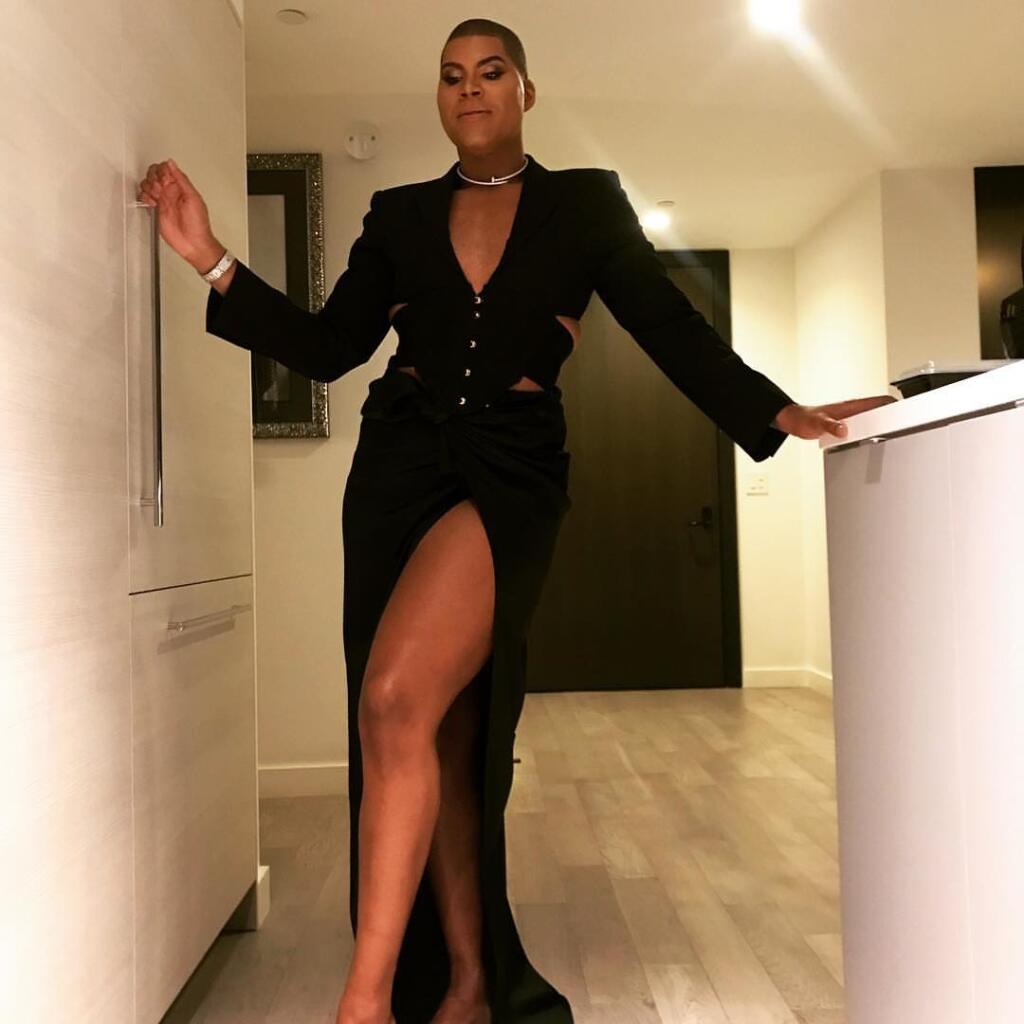 EJ Johnson sa oblieka ako žena a podporuje ho v tom celá rodina.