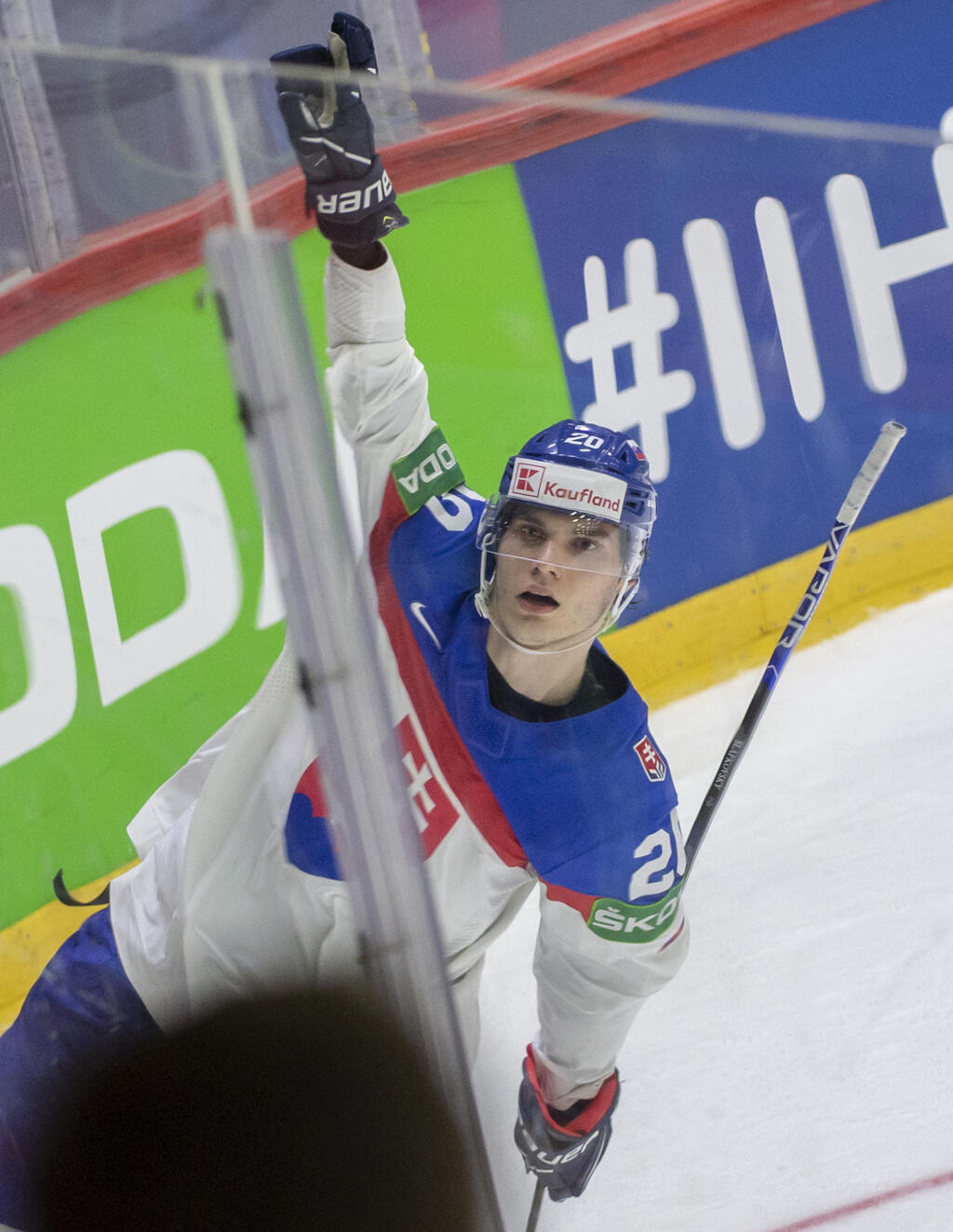 Juraj Slafkovský sa raduje s divákmi z gólu zo samostatného nájazdu v zápase základnej A-skupiny Kazachstan - Slovensko.