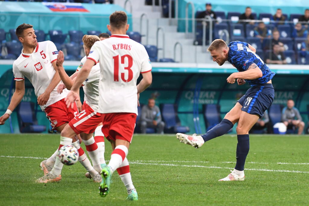 Na snímke vpravo Milan Škriniar (Slovensko) strieľa druhý gól v zápase E-skupiny na majstrovstvách Európy vo futbale Poľsko - Slovensko 14. júna 2021 v Petrohrade. FOTO TASR - Martin Baumann