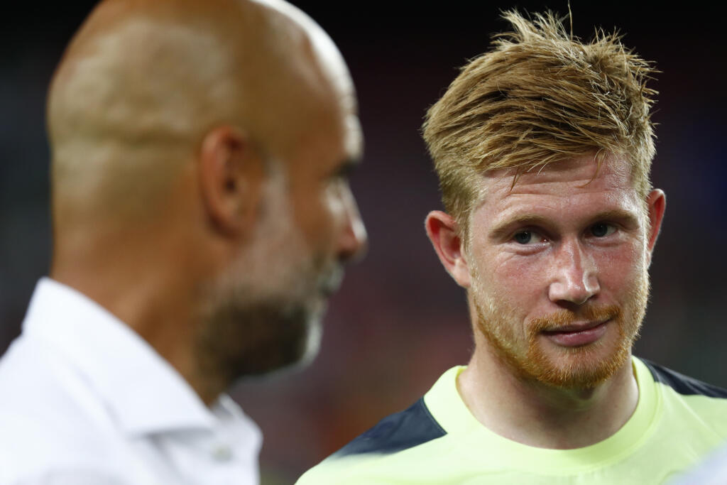 PK 11 Barcelona - Na snímke vpravo futbalista Manchestru Kevin De Bruyne pozerá na trénera Manchestru Pepa Guardiolu po priateľskom charitatívnom zápase FC Barcelona - Manchester City (3:3) v Barcelone 24. augusta 2022. FOTO TASR/AP
Manchester City's Kevin De Bruyne, left, looks to Manchester City's head coach Pep Guardiola end of a charity friendly soccer match between Barcelona and Manchester City at the Camp Nou stadium in Barcelona, Spain, Wednesday, Aug. 24, 2022. (AP Photo/Joan Monfort)