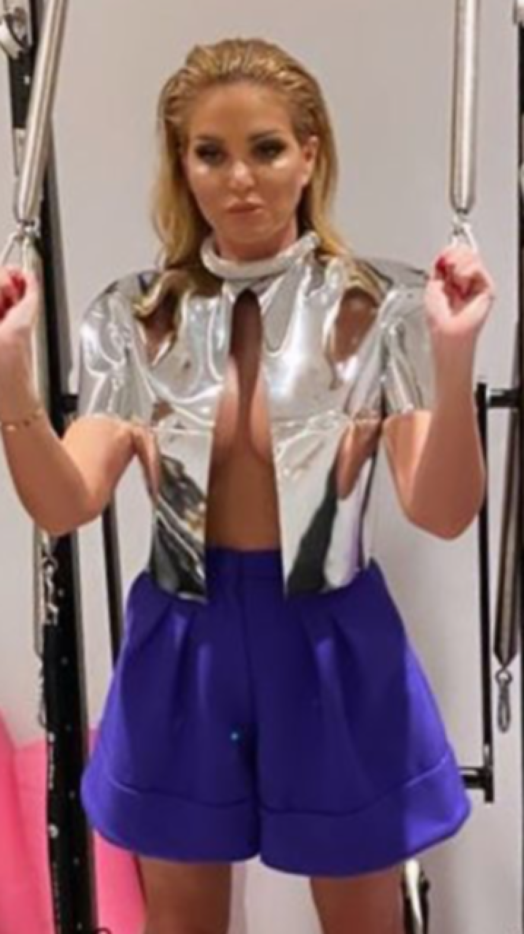 Alena Pallová sa zahrala na modelku. Lekárka pózovala aj bez popdrsenky, pričom prsia jej tesne zakrýval