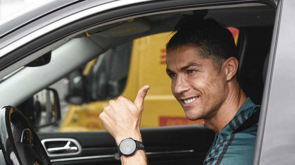 WA 27 Turín - Futbalista Juventusu Turín Cristiano Ronaldo ukazuje palec hore z auta počas odchodu zo svojho prvého klubového tréningu v Turíne v utorok 19. mája 2020. Cristiano Ronaldo sa v utorok zapojil do prípravy futbalistov Juventusu Turín. V tréningovom centre lídra Serie A sa objavil po desiatich týždňoch od vypuknutia pandémie koronavírusu. Do konca Serie A zostáva odohrať 12 kôl, Juventus je na čele aktuálnej tabuľky s náskokom jediného bodu pred Laziom Rím. FOTO TASR/AP
Cristiano