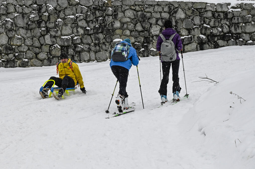 Na snímke (vľavo) sa turista spúšťa po sánkarskej dráhe z Hrebienka do Starého Smokovca vo Vysokých Tatrách 7. februára 2021. EASYFOTO TASR -  Kristína Mayerová
