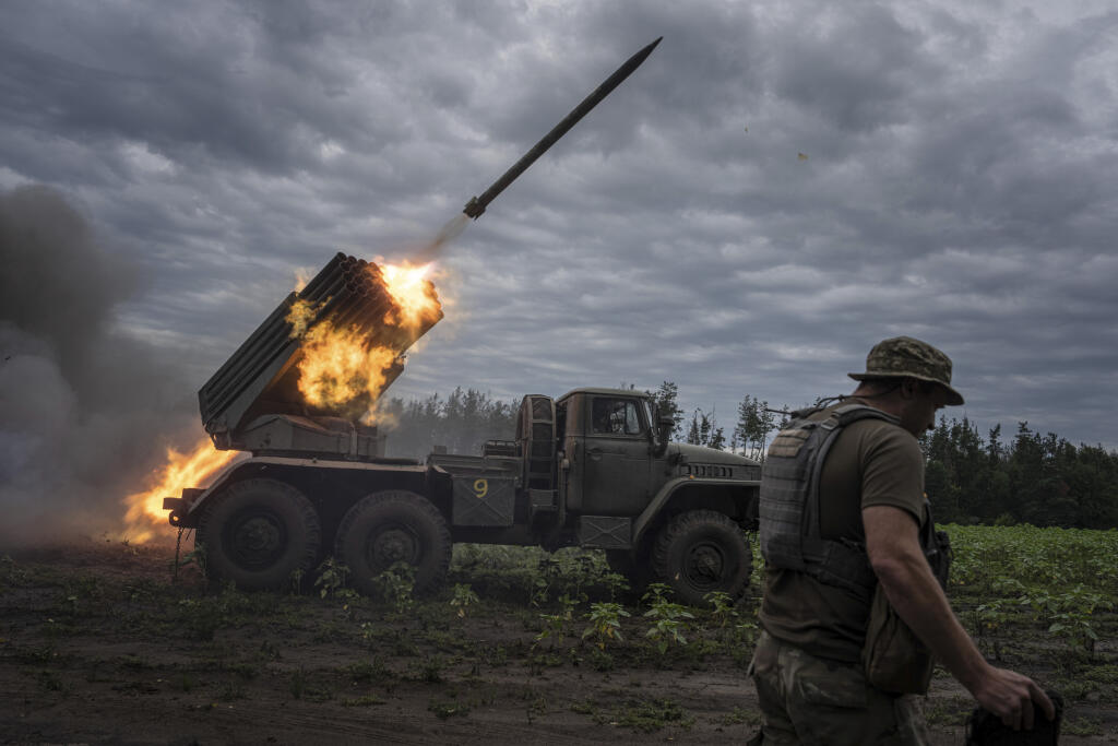 PK 20 Charkov - Ukrajinský viacnásobný raketomet kalibru 122 mm nazvaný Verba strieľa na pozície ruskej armády na bojovej línii v Charkovskej oblasti 2. augusta 2022. FOTO TASR/AP

Ukrainian MSLR 