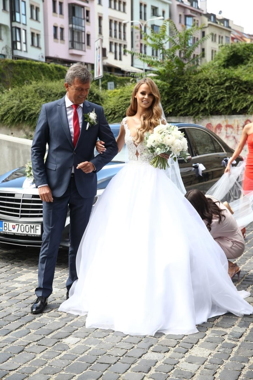 Missku Zuzanu Kollárovú odprevadil k oltáru otec Milan. Zuzana si zobrala za manžela slovenského futbalistu Adama Nemca pred rokom.