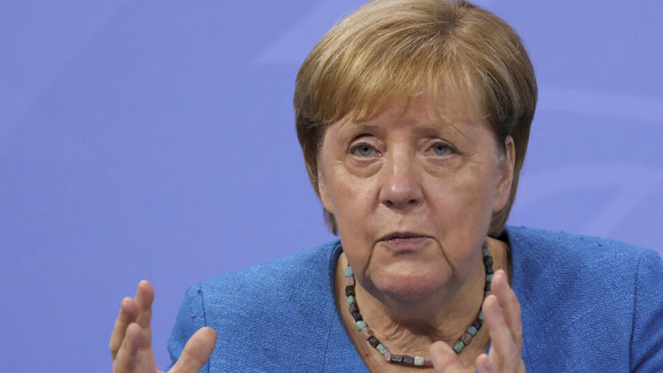 EBE 10 Berlín - Na snímke nemecká kancelárka Angela Merkelová počas tlačovej konferencie v Berlíne 10. augusta 2021. Merkelová rokovala s predstaviteľmi 16 spolkových krajín o očkovaní proti koronavírusu a o pomoci pre oblasti postihnuté záplavami. FOTO TASR/AP
German Chancellor Angela Merkel during a news conference following talks with state leaders to discuss anti-coronavirus measures at the Chancellery in Berlin, Germany, Tuesday Aug. 10, 2021.(Christian Mang/Pool via AP)