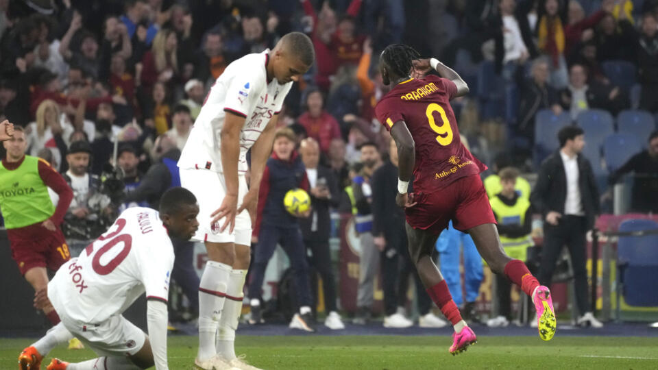 Na snímke vpravo hráč AS Rím Tammy Abraham oslavuje svoj úvodný gól v nadstavenom čase v zápase 32. kola talianskej Serie A vo futbale AS Rím - AC Miláno (1:1) v Ríme v sobotu 29. apríla 2023. FOTO TASR/AP