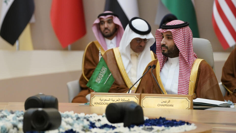 KK42 Džidda - Americký prezident Joe Biden (vľavo) a saudskoarabský korunný princ Muhammad bin Salmán na summite Rady pre spoluprácu arabských štátov Perzského zálivu (GCC) 16. júla 2022 v saudskoarabskej Džidde. FOTO TASR/AP
President Joe Biden and Saudi Crown Prince Mohammed bin Salman, far right, attend the Gulf Cooperation Council Saturday, July 16, 2022, in Jeddah, Saudi Arabia. (AP Photo/Evan Vucci)