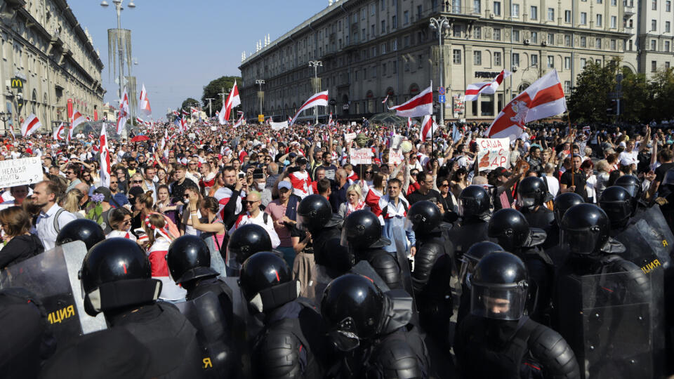 Príslušníci poriadkovej polície blokujú cestu opozičným demonštrantom počas najnovšieho z protivládnych protestov v centre Minska.