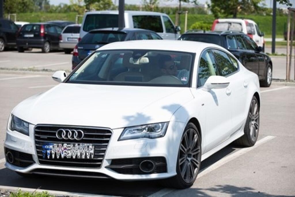 Brankár Martin Dúbravka, ktorý chytal počas poslednej sezóny v Liberci, sa doviezol na reprezentačný zraz proti Litve na Audi A5. Cena staršieho modelu populárnej nemeckej značky sa môže dnes pohybovať aj okolo 30-tisíc eur.