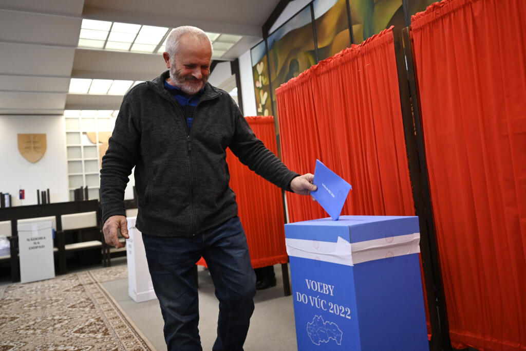 Na Slovensku sa v sobotu o siedmej hodine ráno začali historicky prvé spojené voľby do orgánov samosprávy obcí a do orgánov samosprávnych krajov. Na snímke voľby v obci Trenčianske Stankovce, 29. októbra 2022. FOTO TASR - Radovan Stoklasa