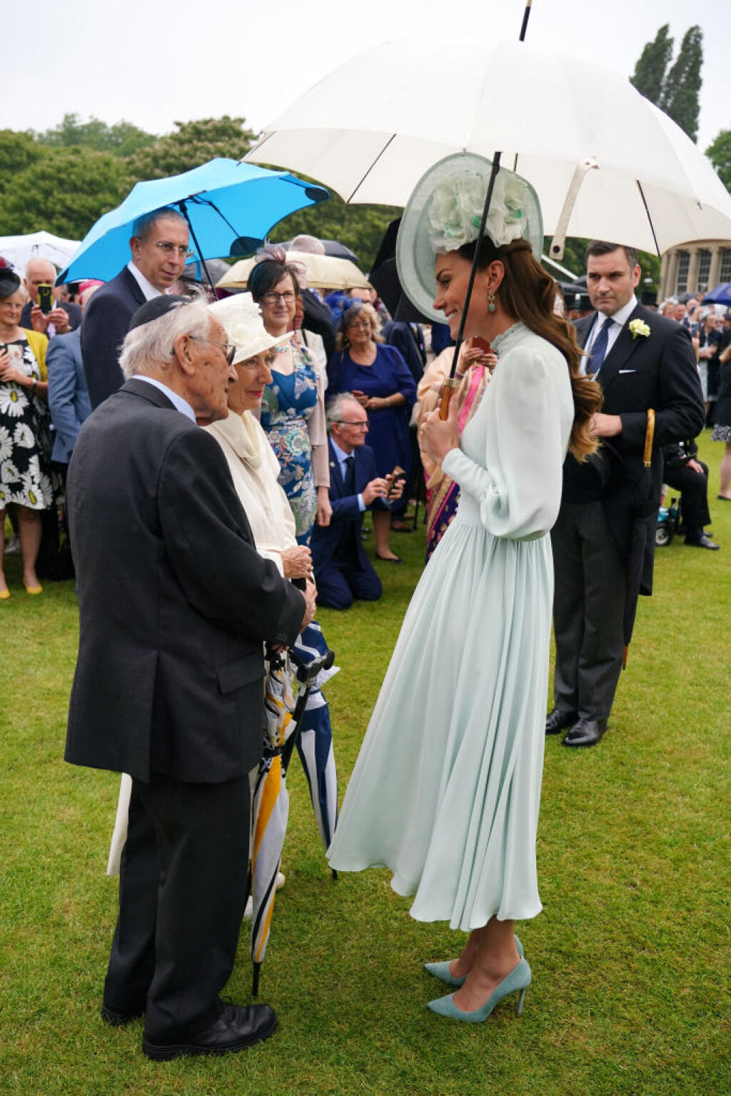 Kate a William boli hostiteľmi záhradnej slávnosti. Kate žiarila v úžasných šatách v mätovej farbe.
