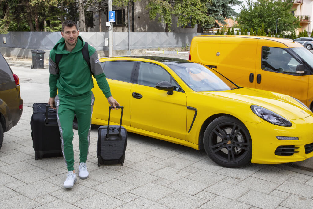 Brankár Dušan Kuciak na poslednom zraze prekvapil a mnohých aj šokoval. Prišiel na luxusnom Porsche Panamera, no neprehliadnuteľný bol vďaka žltej farbe svojho vozidla.