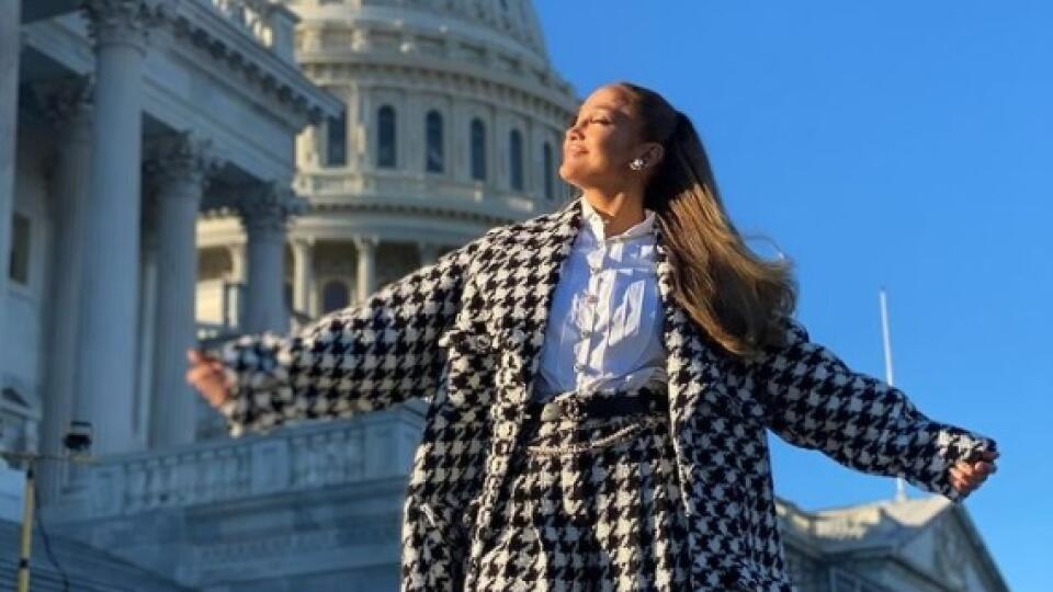 Speváčka Jennifer Lopez priletela do Washingtonu na inauguráciu prezidenta v sivom outfite. Na skúške mala kostým so vzorom kohútej stopy a na samotnej inaugurácii zaspievala celá v bielom.