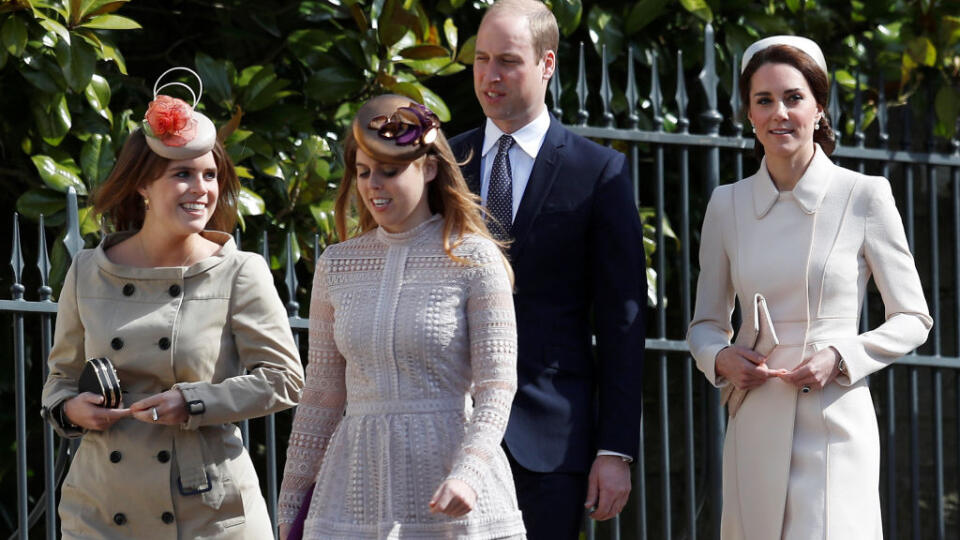 Princezná Eugenie so sestrou, princeznou Beatrice, princom Williamom a jeho manželkou Kate na foto z roku 2017