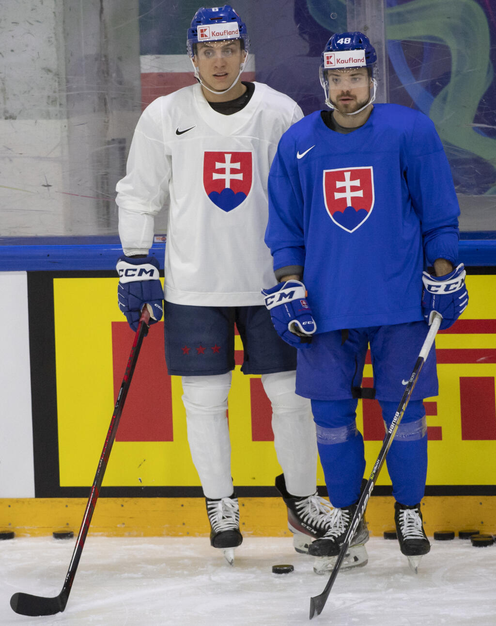 Na snímke slovenskí reprezentanti vľavo Martin Fehérváry a vpravo Daniel Gachulinec počas tréningu na 85. majstrovstvách sveta v ľadovom hokeji v Helsinkách.