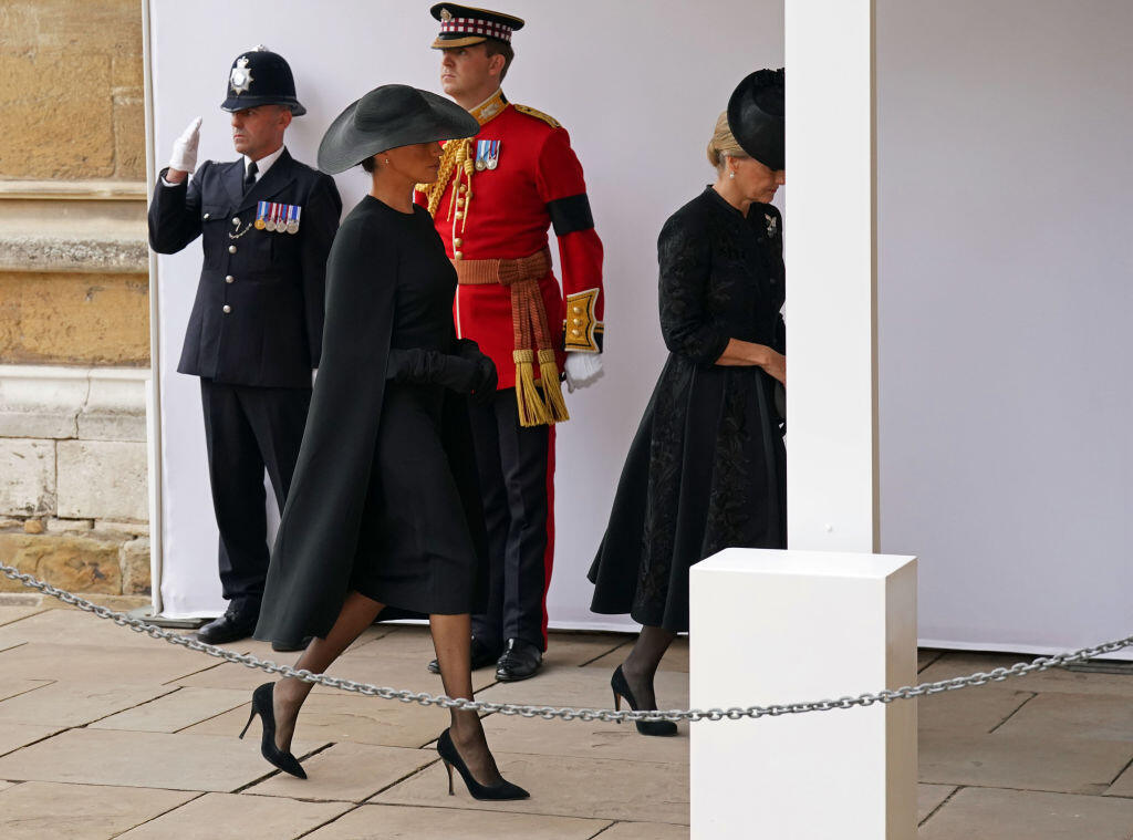 Na snímke je zobrazená Megan Markle počas pohrebu kráľovnej Alžbety II.