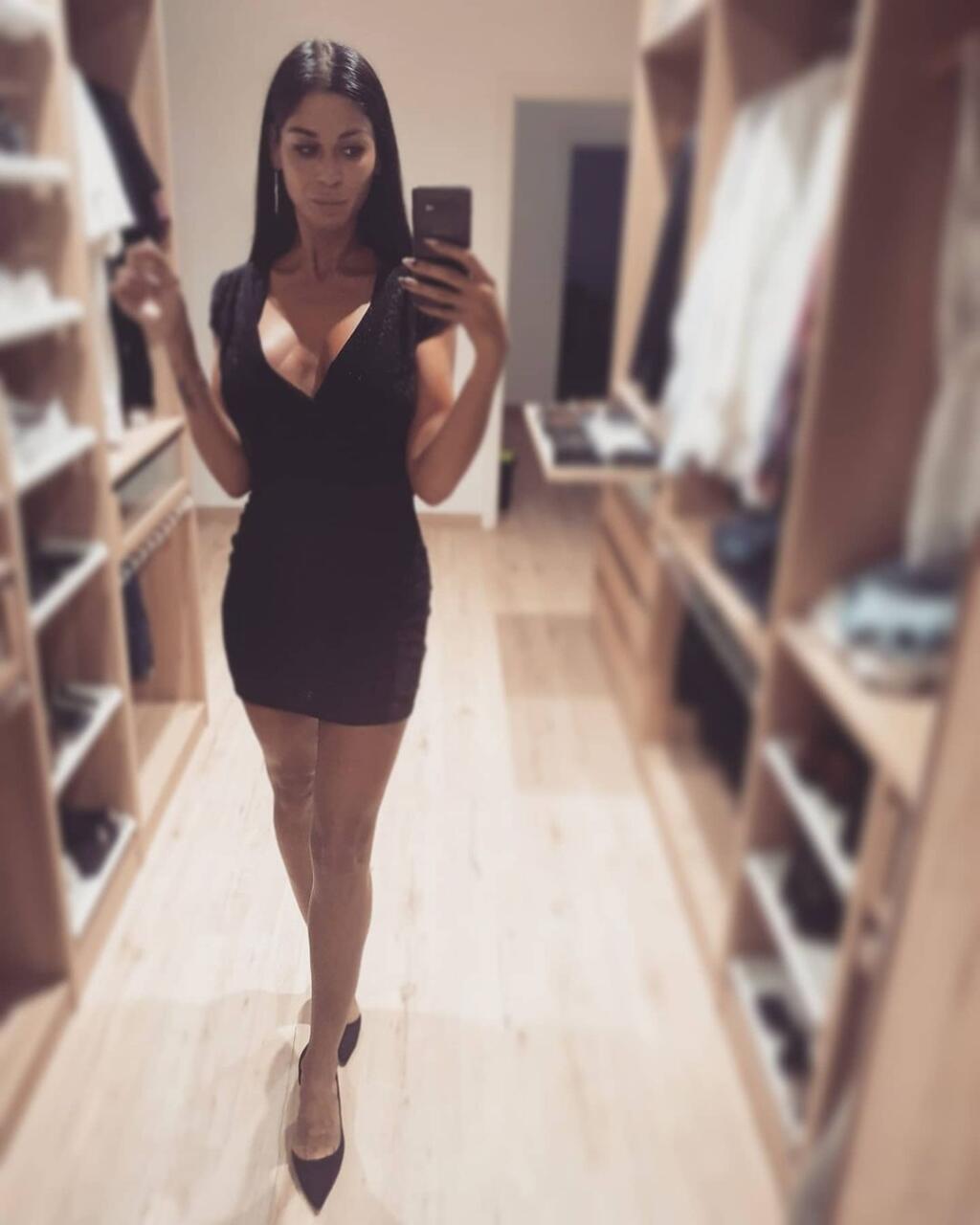Sexi Nadia Alexandrovová pochádza z Bulharska a v Španielsku sa okrem futbalistu venuje predaju luxusných áut.