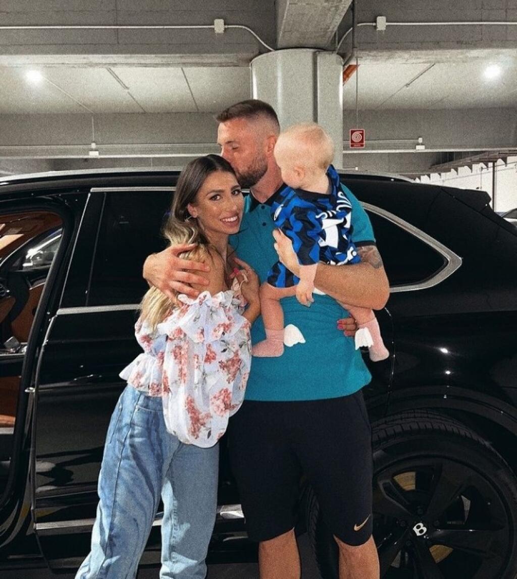 Priateľka nášho futbalistu Barbora zverejnila po zápase s Janovom rodinnú fotografiu priamo pred ich luxusným Bentley, v ktorom následne odišli.