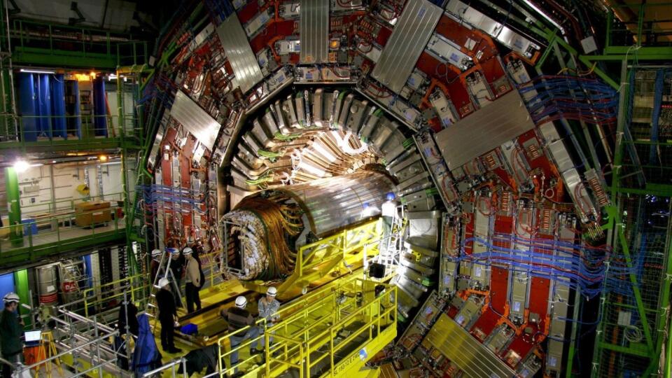 LHC  - Veľký hadrńový urýchľovač.