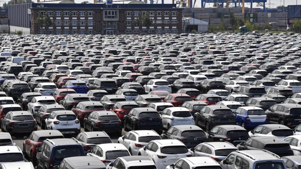 WA 4 Berlín - Nové autá sú v logistickom prístave v nemeckom meste Duisburg v stredu 3. júna 2020. Automobilový priemysel očakáva pomoc od nemeckej vlády počas koronakrízy. Nemecko poskytne 130 miliárd eur v rámci stimulačného balíka na naštartovanie ekonomiky, vážne zasiahnutej pandémiou nového koronavírusu, oznámila v stredu kancelárka Angela Merkelová. FOTO TASR/AP
New cars are stored at the 'logport' (logistic port) in Duisburg, Germany, Wednesday, June 3, 2020. The car industry is expectin