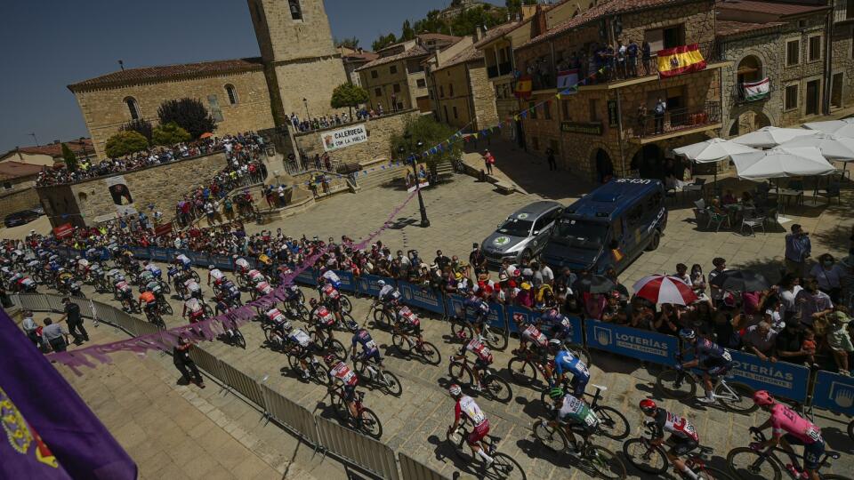 EBE 57 Caleruega - Na snímke cyklisti počas druhej etapy pretekov La Vuelta a Espana z Caleruegy do Burgosa (166,7 km) v nedeľu 15. augusta 2021. FOTO TASR/AP
La Vuelta cyclist compete during the second stage between Caleruega-Burgos, 166,7 kilometers, of La Vuelta cycling race in the province of Burgos, northern Spain, Sunday, Aug. 15, 2021. (AP Photo/Alvaro Barrientos)