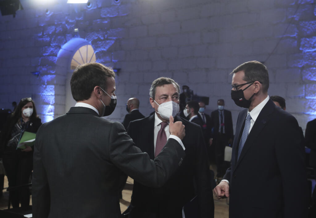 EBE 33 Porto - Na snímke zľava francúzsky prezident Emmanuel Macron, taliansky premiér Mario Draghi a poľský premiér Mateusz Morawiecki v diskusii počas sociálneho summitu EÚ v portugalskom meste Porto v piatok 7. mája 2021. FOTO TASR/AP

French President Emmanuel Macron, left, speaks with Italy's Prime Minister Mario Draghi, center, and Poland's Prime Minister Mateusz Morawiecki during the opening ceremony of an EU summit at the Alfandega do Porto Congress Center in Porto, Portugal, Friday, May