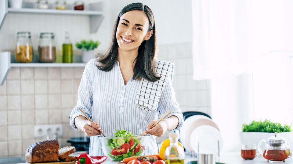 Happy,Smiling,Cute,Woman,Is,Preparing,A,Fresh,Healthy,Vegan