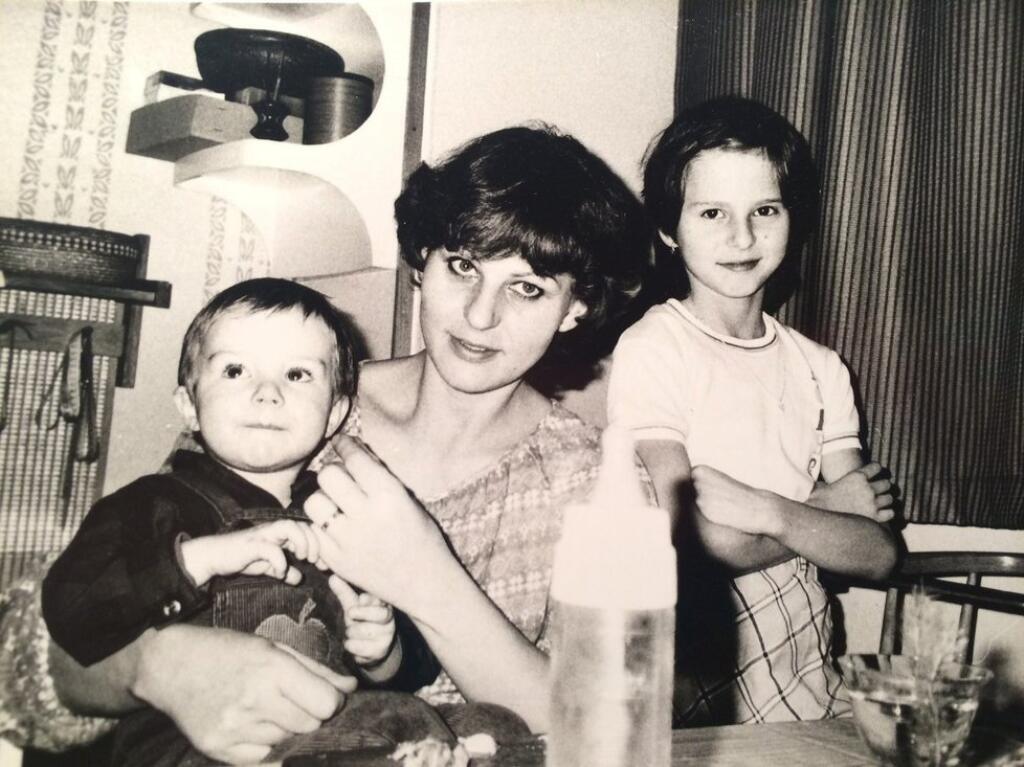 Ivana (vpravo) s mamou a mladším bratom.