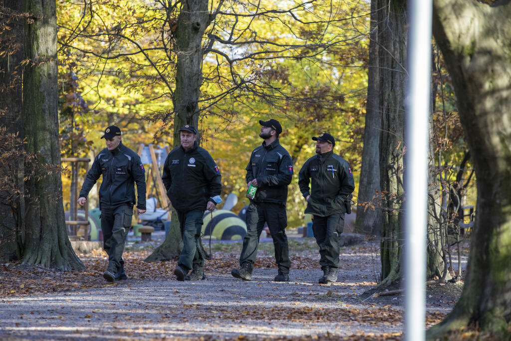 Na snímke hasiči a policajti vynášajú telo tragicky zosnulého hokejistu Dušana Pašek.