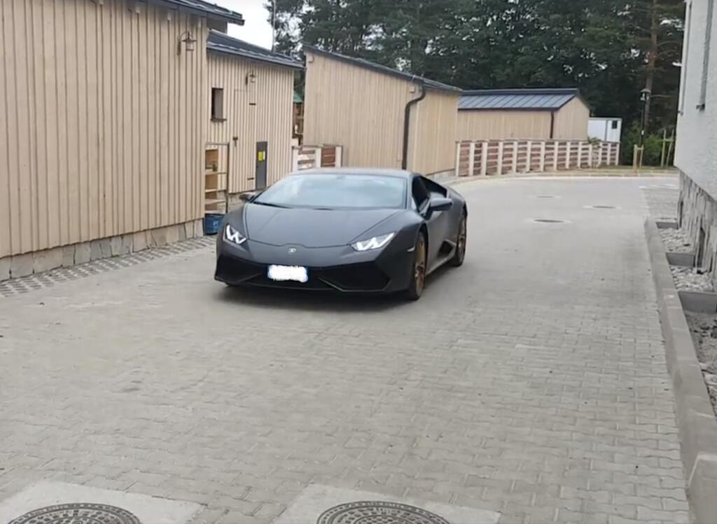 Stredopoliar Juraj Kucka sa pred niekoľkými rokmi predviedol na nadupanom Lamborghini a dokonca pozýval fanúšikov, aby sa zapojili do súťaže a víťaz sa s ním mohol previezť.
